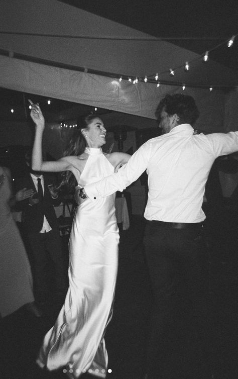 Wedding Recovery Outfit, Wedding Photo Inspiration Couple, Wedding Afterparty Photos, Wedding Photos Dancing, Wedding Reception Candids, Wedding Party Inspiration, Wedding Photo Ideas Vintage, Wedding First Dance Photos, Wedding Dinner Photography