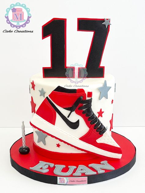 Jordans Cake Ideas, Nike Shoes Cake Design, Jordan Shoe Cake Birthday, Nike Jordan Cake Birthday, Nike Shoe Birthday Cake, Sneakers Cake Ideas, Sneaker Theme Cake, Shoes Cake For Men, Nike Cake Design