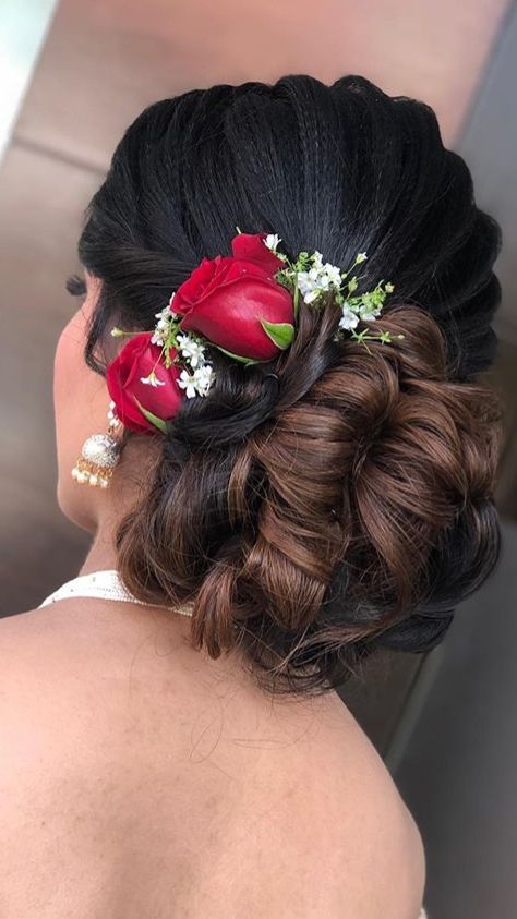 Pack Hairstyle For Wedding, Quince Hairstyles With Roses, Pack Hairstyle For Indian Wedding, Hair Bun With Rose, Real Flower Hairstyle, Md Hairstyles, Trendy Bun, 15 Hairstyles, Poola Jada