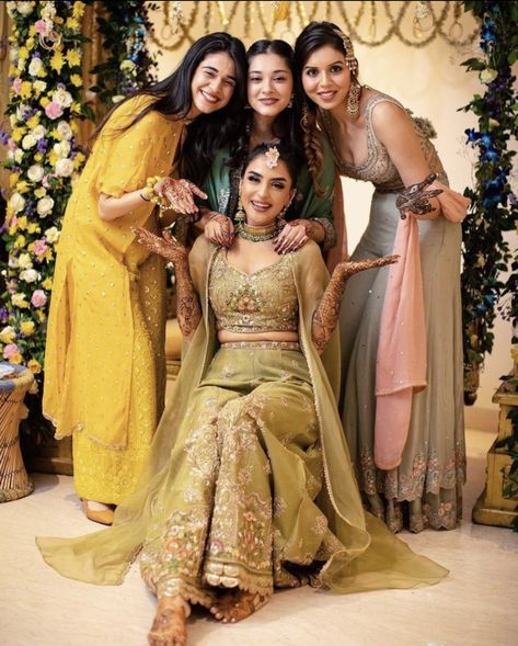 Mehendi Ceremony Outfits, Mehendi Photoshoot, Mehendi Look, Mehendi Photography, Sibling Photo Shoots, Eid Looks, Bridesmaid Poses, Bridesmaid Photoshoot, Sisters Photoshoot Poses