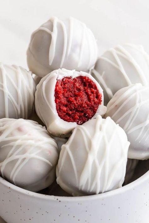 Red And White Desserts, Red Velvet Mini Cakes, Red Velvet Cake Balls, Cinnamon Swirl Bread Recipe, Truffle Recipe Christmas, Red Velvet Truffles, Swirl Bread Recipe, Desserts For One, Truffles Recipes