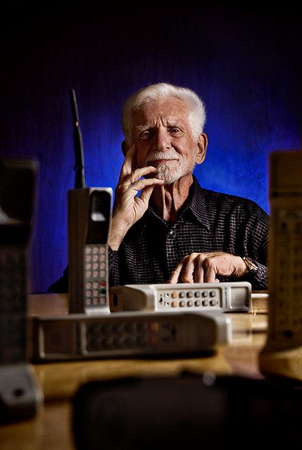 Martin Cooper invented the cell (mobile) phone. He was the first one to make a call and speak on his moble phone. Light Spray Tan, Interstellar Murph And Cooper, Martin Cooper Mobile Phones, Martin Cooper, Call Center Meme Hilarious, Contract Mobile Phone, Conference Phones, Childrens Play Kitchen, Baby Laundry Detergent