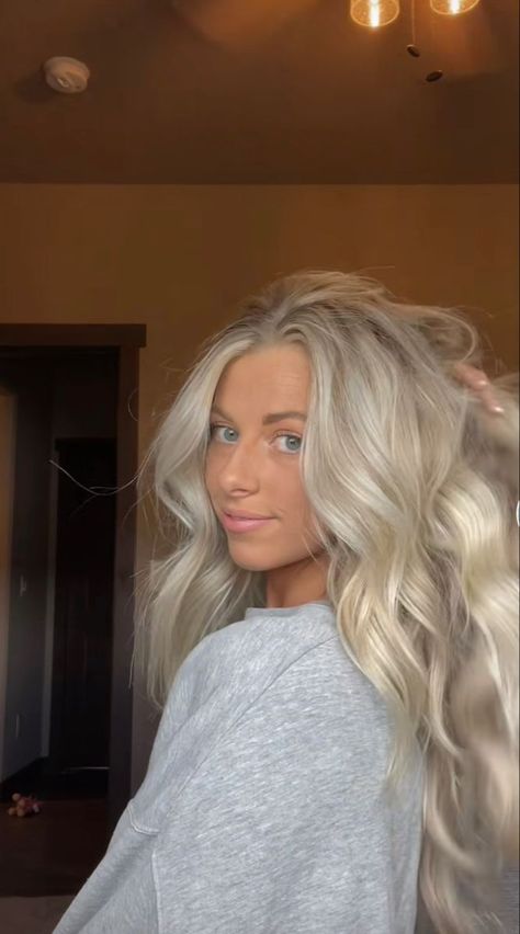 Hair Inspiration Color Blonde, Spring Blonde Hair, Bright Dimensional Blonde, Blonde Dimensional Hair, Blonde Hair Bright, Blonde Hair Trends, Hair Goals Color, Cool Blonde Hair Colour, Perfect Blonde Hair