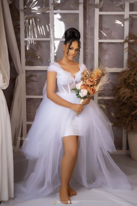 Exude Flawless Charm On Your Big Day With this Beauty Look Bridal Shower Outfits, Shower Dress For Bride, Bride Posing, Bridal Shower Dresses, Blue Mermaid Prom Dress, Extravagant Wedding Dresses, African Bridal Dress, Simple Wedding Gowns, Shower Outfits