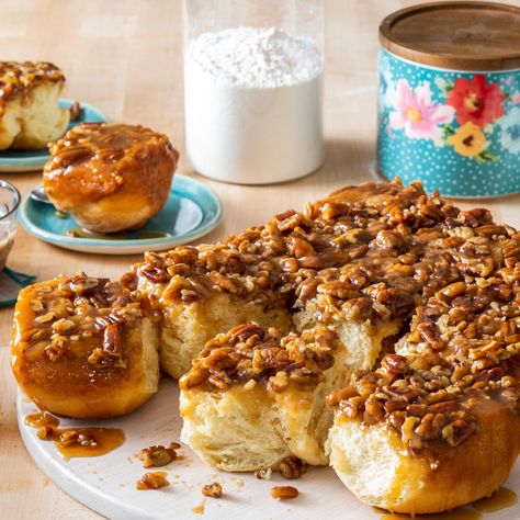 Pioneer Woman Sticky Buns, Best Sticky Buns Recipe, Best Sticky Buns, Sticky Buns Recipe, Sticky Buns Recipes, Warm Desserts, Buns Recipe, Caramel Topping, Crunchy Pecans