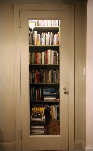 9 Creative Book Storage Hacks For Small Apartments Book Storage Without Bookshelf, Small Space Bookshelf, Small Room Book Storage Ideas, Store Books In Small Spaces, Books In Small Spaces, Book Storage Ideas For Small Spaces, Creative Ways To Store Books, Creative Book Storage, Hacks For Small Apartments