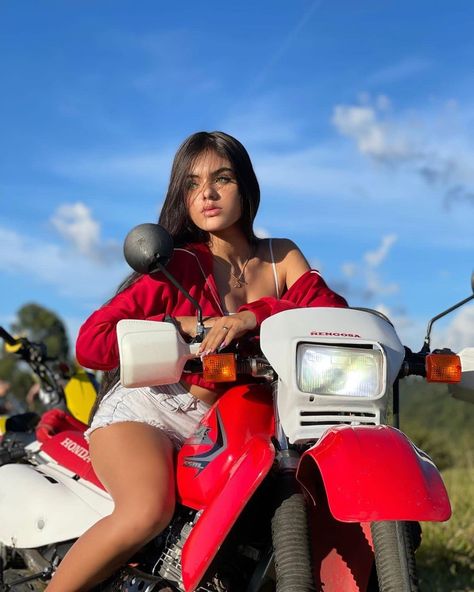 𝐌𝐚𝐫í𝐚 𝐀𝐥𝐞𝐣𝐚𝐧𝐝𝐫𝐚 𝐕🇨🇴 on Instagram: “Como que me empiezan a gustar más las motos❤️🏍• • • • • • • • • #feed #feedfeed #explorer #colombia #lañengosa #medellin” Maggie Lindemann Coachella, My Pictures, Photo And Video, Instagram