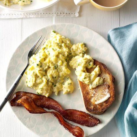 Scrambled Eggs With Cream, Cheese Scrambled Eggs, Soft Foods Diet, Scrambled Eggs With Cheese, Easy Egg Recipes, Keto Breakfast Recipes, Scrambled Eggs Recipe, Cheesy Grits, Herb Cheese