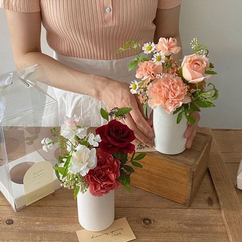 Flowers Korean Aesthetic, Flower Gifts Ideas, Orchids Bouquet, Flowers Korean, Red Rose Arrangements, Flower Vase Gift, Flower Girl Flower, Basket Flower Arrangements, Diy Flower Boxes