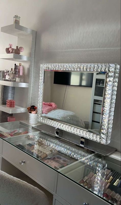 Crystal Vanity Mirror, Rich Vanity, Vanity Inspo, Modern Apartment Living Room, White Room Decor, Luxury Room Bedroom, Classy Bedroom, Pinterest Room Decor, Glam Room