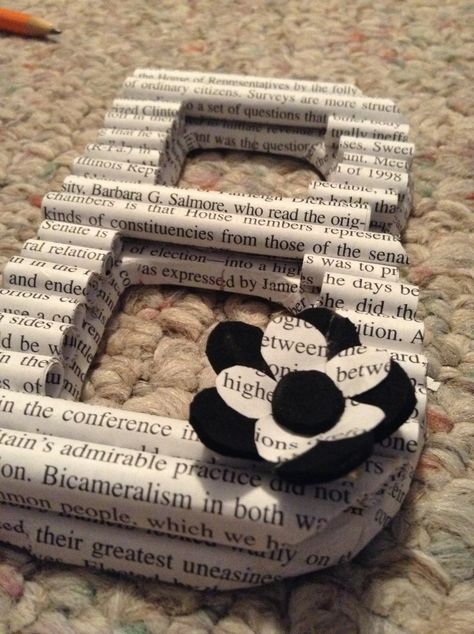 Old Book Art Ideas, Things To Do With Old Book Pages, Books Diy Crafts, Crafts To Do With Old Books, Crafts To Do With Book Pages, Old Book Diy, Crafts With Book Pages, Book Pages Diy, Diy Book Decor