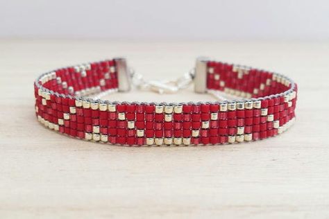 Beaded Sunglasses, Miyuki Beads Pattern, Seed Bead Bracelet Patterns, Bead Woven Bracelet, Bead Loom Designs, Beading Jewelery, Red And Silver, Bead Weaving Patterns, Bead Loom Bracelets