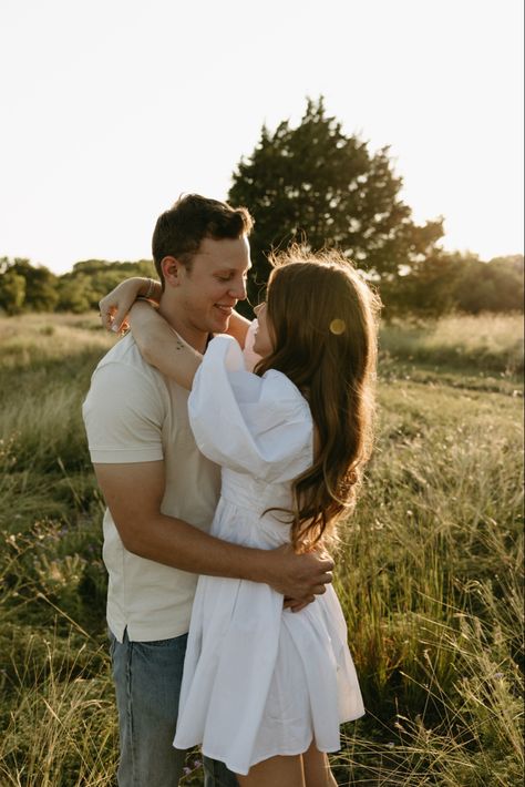 engagement photos Engagement Photos White Dress, Poses Casual, Engagement Shoot Outfit, Couple Engagement Pictures, Romantic Engagement Photos, Curvy Bride, Wedding Couple Poses, Engagement Pics, Couples Poses