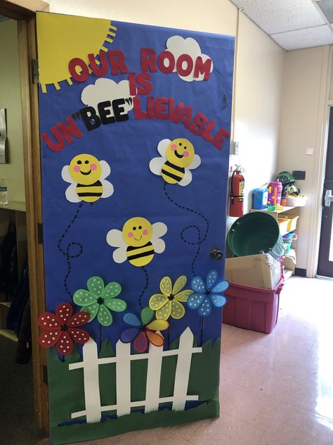 May Classroom Door Ideas Preschool, One Year Old Classroom Decor, Infant Room Daycare, Spring Crafts Preschool, Daycare Themes, Fall Classroom Decorations, Bee Themed Classroom, Kindergarten Projects, Infant Classroom