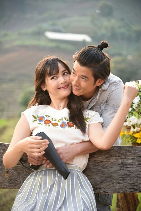 Hugging From Behind, Hug From Behind, Mario Maurer, Sweet Hug, Art Poses, Thai Drama, Girl Quotes, Pose Reference, Mario