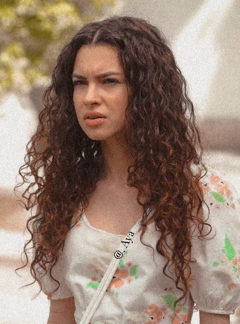 European Curly Hair, Dark Brown Curly Hair Pale Skin, Faceclaims Female Brunette Curly Hair, Portuguese Curly Hair, Fix My Curls, Curly Hair White Girl, Curly Brown Hair Girl Aesthetic, Deep Conditioning Hair Mask, Conditioning Hair Mask