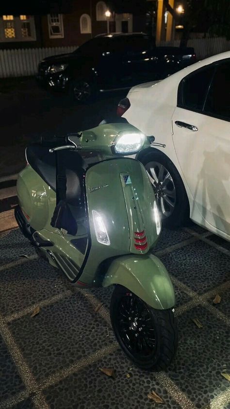 Motor Vespa Aesthetic, Vespa Sprint 150, Motor Vespa, Mobil Mustang, Vespa Sprint, Gay Aesthetic, Sepeda Motor, Motorcycle Bike, Dream Life