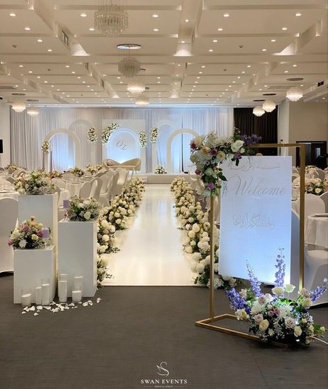 Kateb Kitab, Reception Wedding Decorations Indoor, Nikah Stage, Weeding Decoration Inside, Private Wedding Ideas, Wedding Stage Design Backdrop Ideas, Sparkly Wedding Cakes, Nikah Decor, Wedding Stage Decor