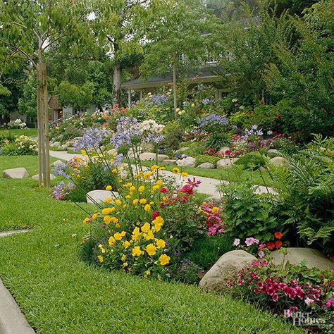 Curves are much more appealing to the eye than straight lines. So give your sidewalk garden an extra bit of pizzazz with flowing curves in this garden idea. Here, the strip of turf between the street and the garden helps set off the planting wonderfully. And it gives folks a place to step when they get out of their cars. If your area is big enough, you could also do the same thing between the planting and the sidewalk. Here's a tip: Install landscape edging between you... Sidewalk Garden, Sidewalk Landscaping, Landscaping Architecture, Backyard Garden Landscape, Small Backyard Gardens, Landscape Edging, Garden Help, Have Inspiration, Front Yard Garden