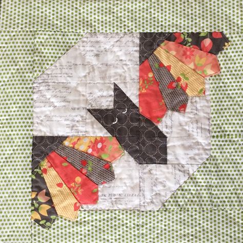 Themed Quilts, Halloween Quilt Patterns, Triangle Quilts, Halloween Sewing, Quilt Modernen, Block Quilt, Quilt Care, Holiday Quilts, Halloween Quilts