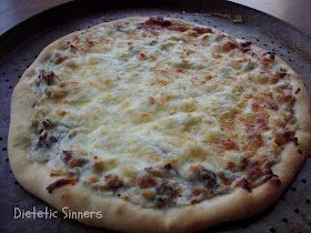 Sausage Gravy Pizza, Gravy Homemade, Breakfast Cake Recipes, Breakfast Coffee Cake, Biscuit Pizza, Breakfast Pizza Recipe, Recipe For Breakfast, School Breakfast, Breakfast Smoothie Recipes