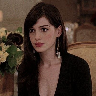 Andrea Sachs, Devil Wears Prada Outfits, Andy Sachs, Script Dr, Prada Aesthetic, Devil Wears Prada, Favorite Hairstyles, Anne Hathaway, Celebrity Look