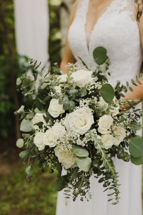 Bridal Bouquet Green, Bride Flower Bouquet, Green And White Wedding Flowers, Olive Green Weddings, Simple Wedding Bouquets, Greenery Wedding Bouquet, Green Wedding Bouquet, Olive Wedding, Green Wedding Flowers