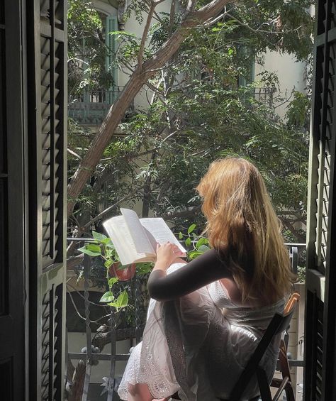 Girl Reading Book, 사진 촬영 포즈, Reading A Book, Girl Reading, Penguin Books, Book Girl, 인물 사진, Book Aesthetic, Summer Aesthetic