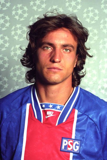 David Ginola, Sporting Legends, Football Wallpapers, Football Photography, Vintage Soccer, Soccer Memes, Vintage Football Shirts, Football Images, Classic Football Shirts