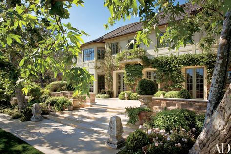 In Pasadena, California, a comfortable mix of color and texture fills the space of a colonial-style residence Adventure House, Tudor Cottage, English Houses, Los Angeles Interior Design, Glam Pad, English Interior, Tudor Style Homes, English Country Style, Warm Interior