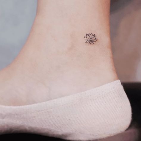 Small Tattoo Ideas To Obsess Over Minimalist Tattoo Meaning, Vintage Tattoos, Tato Minimal, Tattoo Placements, Inspiration Tattoos, Cat Tattoos, Disney Tattoo, Tiny Tattoo, Minimalist Tattoos