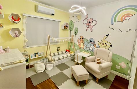 Pokemon - Quarto/Dormitório infantil com temática de pokémon. Quarto infantil amarelo, com pintura real e decoração própria. Anime Theme Nursery, Pokemon Nursery Ideas, Pokémon Baby Room, Naruto Nursery, One Piece Room Ideas, Dragon Ball Z Nursery, Pokemon Nursery Theme, Nursery Pokemon, Pokemon Furniture