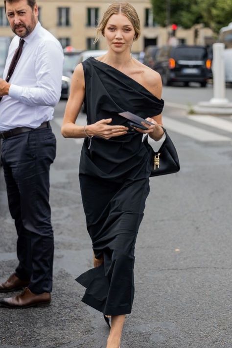 Here’s some street style summer looks worth recreating: easy and guarantee to turn heads! @vogueaustralia @karyastreetstyle @imaxtree @lizsunshine Street Style 2024 Summer, Minimalistic Dress, Weird Clothing, Maxi Dress For Summer, Trend 2025, Unusual Clothes, Spring Summer Fashion Trends, Winter Outfits Warm, Dress Minimalist