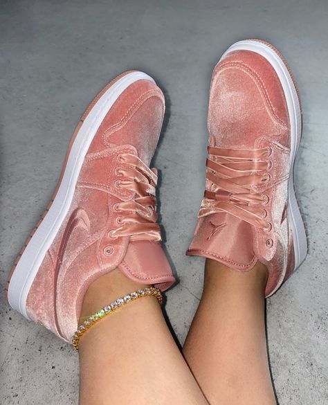 Pink Jordan 1 Outfit Women, Jordan 1 Lows Outfit Women, Jordan Low Outfit, Pink Jordans Outfit, Blue Bag Outfit, Jordan 1 Low Outfit, Velvet Jordans, Jordan 1 Pink, Pink Ladies Outfit