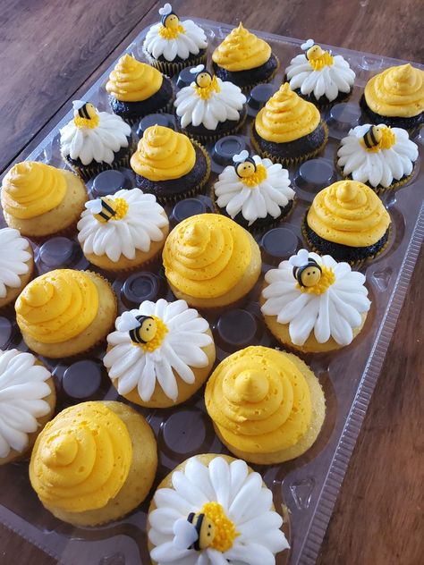 Bee Cupcake Cake, Bee Baby Shower Cupcakes, Bee Hive Cupcakes, Bee First Birthday Cake, Bee 1st Birthday, Bee Desserts, Bumblebee Cupcakes, Bumble Bee Cupcakes Ideas, Bee Cupcakes Ideas