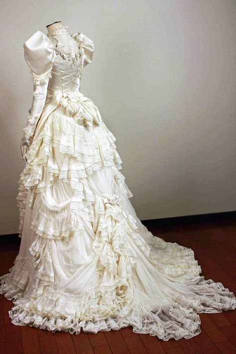 This vintage-inspired gown might be ideal for brides. I love this one if you love timeless style. Pin this inspiration to your wedding day inspiration. Wedding Dresses Puffy, Dresses Puffy, Classic Wedding Gown, Retro Wedding Dresses, Puffy Wedding Dresses, Victorian Wedding Dress, Wedding Dress Bustle, Princess Bridal Gown, Sleeve Ruffles