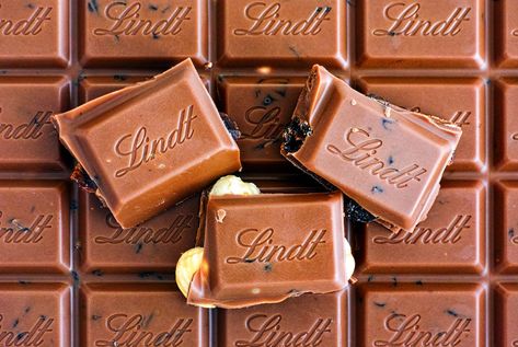 What’s the difference between Swiss and Belgian chocolate? Swiss Chocolate Brands, Swiss Desserts, Switzerland Chocolate, Chocolate Names, Swiss Food, Chocolate Sundae, Ice Cream Menu, History Of Chocolate, Meringue Desserts