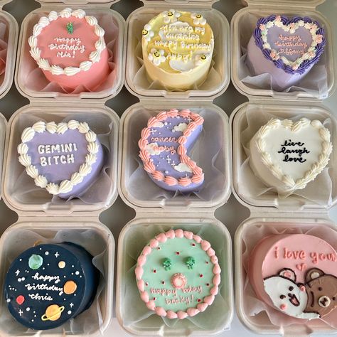 Lunchbox Cake Business, Cute Lunchbox Cake Ideas, Mini 4 Inch Cakes, Lunch Box Mini Cake, Aesthetic Lunch Box Cake, Box Lunch Cakes, Cute Lunch Box Cakes, Cute Lunch Box Cake Ideas, Kawaii Food Desserts