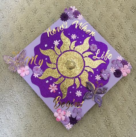 Rupunzle Graduation Cap, Graduation Caps Cosmetology Ideas, Repunzal Graduation Cap, Kids Graduation Cap Ideas, Rapunzel Graduation Cap Ideas, My Little Pony Graduation Cap, Steven Universe Grad Cap, Tangled Themed Graduation Caps, Graduation Cap Designs Rapunzel