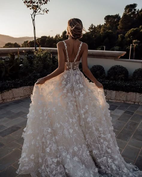 sexy wedding dress with floral appliques Sparkle Wedding Dress, Collection Couture, Galia Lahav, Braut Make-up, Applique Wedding, Sparkle Wedding, Applique Wedding Dress, Grace Loves Lace, Ball Gowns Evening