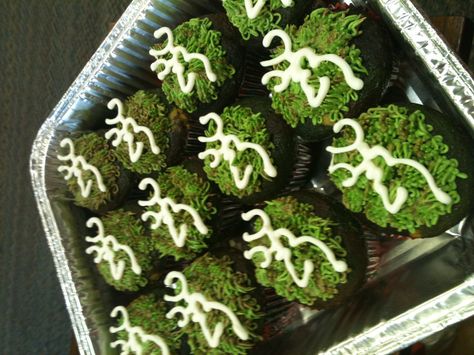 Browning cupcakes. This would be great for a birthday, only use pink frosting for a girl! Hunting Cupcakes, Deer Hunting Cake, Camo Cakes, Cutest Cupcakes, Hunting Cake, Spring Cupcakes, Hunting Birthday, Disney Desserts, Cake Cup