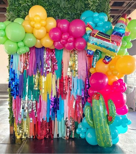 Fiesta Theme Party Dessert Tables, Fiesta Themed Photo Backdrop, Fiesta Party Activities, South America Party Decorations, Cinco Birthday Party Kids, Fiesta 3rd Birthday Party, Fiesta Streamer Backdrop, Cinco Birthday Party, Time Two Fiesta Party