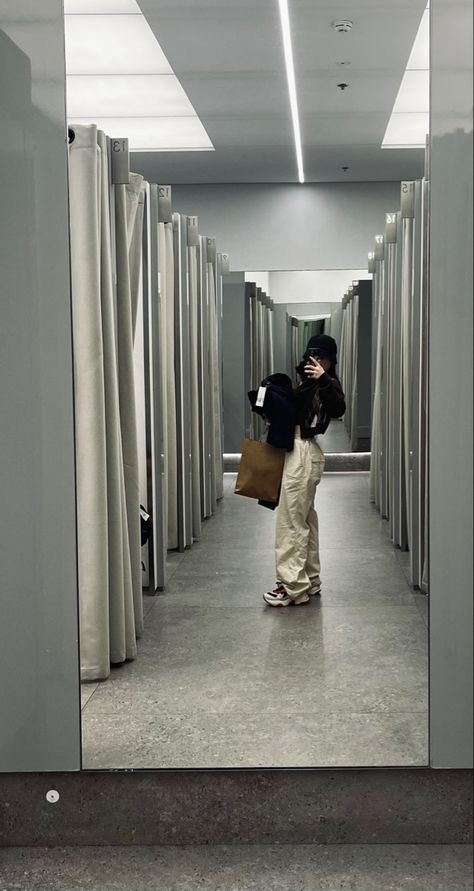 Changing Room Photoshoot, Side Mirror Selfie, Baggy Beige Pants, Changing Room Mirror Selfie, Laces Aesthetic, Shopping Mirror Selfie, Fitting Room Selfie, Room Mirror Selfie, Shopping Selfie