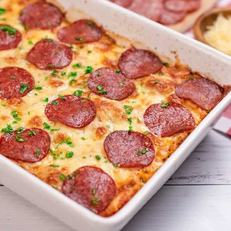 Easy Low Carb Pizza Casserole, Pepperoni Pizza Casserole Low Carb, Keto Low Carb Pizza Casserole, Keto Pizza Bake Casserole, Pizza Casserole Recipe Keto, Keto Chicken Pizza Casserole, Keto Chicken Pizza Bake, Pizza Bake Keto, Keto Pepperoni Pizza Casserole