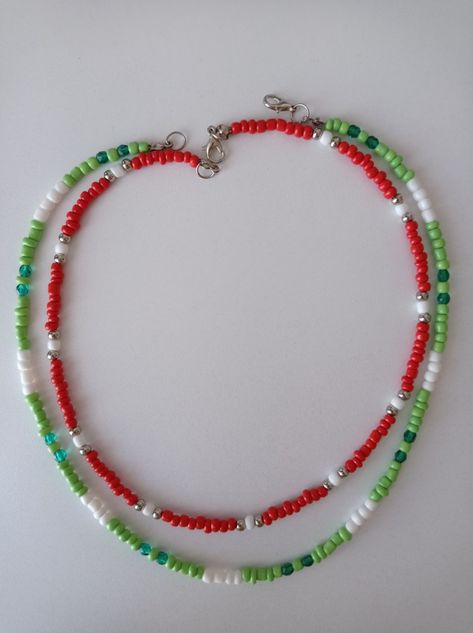 Seed Bead Christmas Bracelets, Christmas Necklace Diy, Christmas Beaded Necklace, Christmas Bead Necklace, Handmade Accessories Ideas, Preppy Necklaces, Christmas Jewelry Diy, Preppy Jewelry, Diy Jewelry Unique