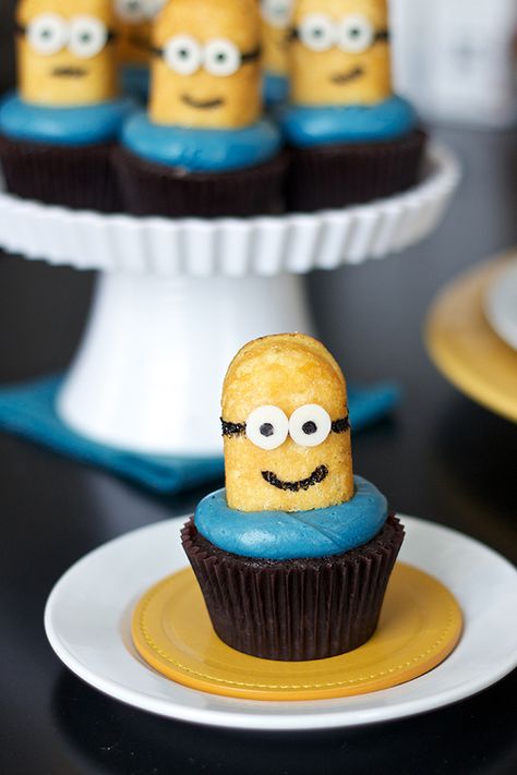 Despicable Me Minion Cupcakes Minion Twinkies, Minion Cupcake, Fun Birthday Ideas, Cutest Cupcakes, Minion Pattern, Despicable Me Party, Minion Cupcakes, Minion Birthday Party, Yellow Candy