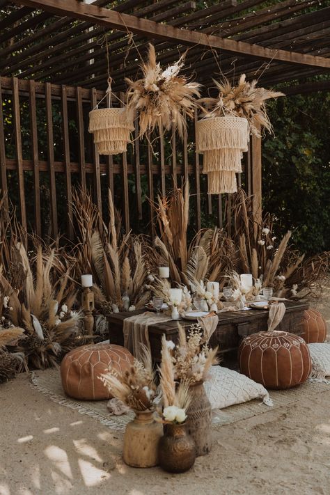 This show-stopping sculptural arbor warmly invites us to the beach for a über stylish boho micro wedding ceremony. Tulum Boho Wedding, Boho Beach Party Decor, Wedding Rattan, Beach Micro Wedding, Tulum Party, Beige Interiors, Dining Pavilion, Womens Circle, Reception Cocktail