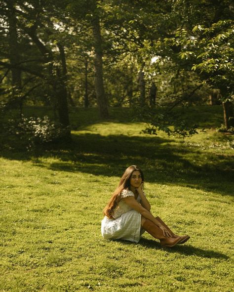 @victoriadevall in Central Park 💛 | Instagram Sitting In Field Aesthetic, Vintage Outdoor Photography, Sitting In Grass Poses, Grass Field Photoshoot, Garden Senior Pictures, Timeless Photoshoot, Photography Location Ideas, Photoshoot Park, Film Photoshoot