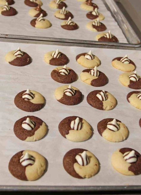 Hershey Kiss Cookies Recipe, Thimble Cookies, Kiss Cookies Recipe, Hugs Cookies, Kisses Cookies, Hershey Hugs, Kiss Cookie Recipe, Hershey Kiss Cookies, Hersheys Kisses