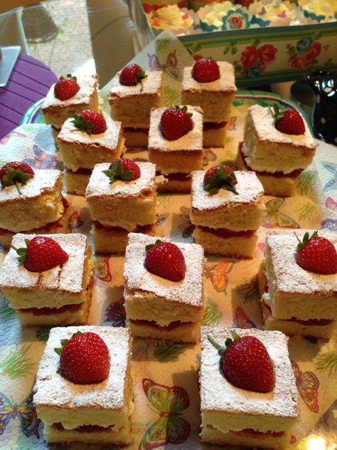 Victoria sponge squares Victoria Sponge Cake Decoration, Sponge Cake Decoration, Mini Victoria Sponge Cakes, Victoria Sandwich Cake, Cake Decorating Equipment, Cake Decorating Courses, Victoria Sponge Cake, Cake Decorating Classes, Victoria Sponge